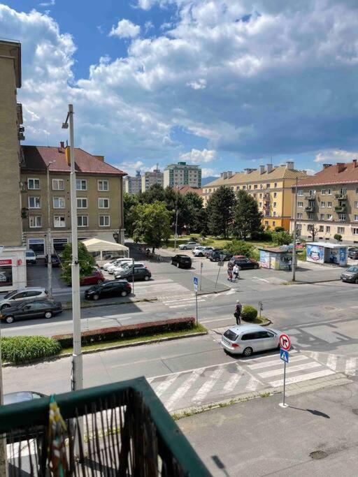 Priestranny 3 Izb. Apartman V Centre S Parkovanim. Lägenhet Banská Bystrica Exteriör bild