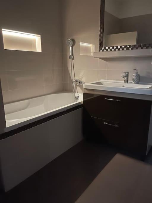 Priestranny 3 Izb. Apartman V Centre S Parkovanim. Banská Bystrica Exteriör bild